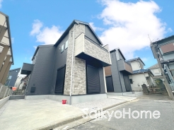 青空と公園。開放感のある街並み。「ゆったりとした環境で子育てがしたい」ママ・パパにぜひ現地をみてもらいたい物件です！■府中市小柳町3　新築一戸建て■