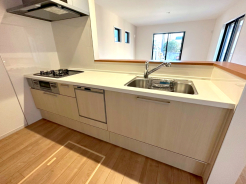 食器洗浄乾燥機、ビルトイン浄水器が装備された対面式カウンターキッチン。リビングが見渡せる設計は、小さなお子様がいるご家庭でも料理をしながら様子が伺える安心設計■府中市小柳町3　新築一戸建て■