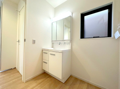 暮らしを快適に変えるシャワー付洗面台を採用。爽やかに気持ちよく1日が始められるように、美しい洗面化粧台をご用意しました。■府中市小柳町3　新築一戸建て■