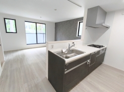 リビングを見渡せる対面キッチンはビルトイン食洗機付きで後片付けもスムーズに。
■国立市西2　新築一戸建■