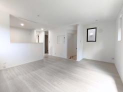 家族が集う南向きの明るいリビングは光と風の差し込む心地よい空間です。快適にお過ごしいただけます！
■国立市西2　新築一戸建■