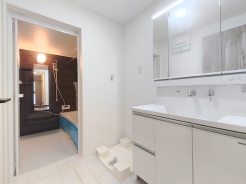 洗面台には三面鏡を採用。身だしなみを整えやすい事はもちろんですが、鏡の後ろに収納スペースを設ける事により、散らかりやすい洗面スペースをすっきりさせる事が出来るのも嬉しいですね。 
■国立市西2　新築一戸建■