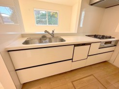 対面キッチなのでリビングにいる家族の様子がうかがえるので小さなお子様がいても安心ですね。■稲城市東長沼　新築一戸建て■
