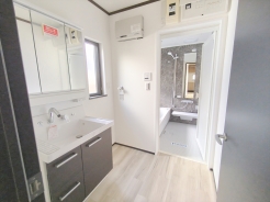 サニタリースペースには窓が備えられております。毎朝の身支度も、陽の光差し込む明るい空間で、快適にお使い頂けそうです。
■三鷹市中原3　中古戸建■