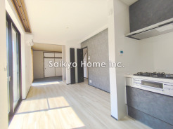 開放的な空間と、陽当たりが魅力のリビングルーム。家族の時間をゆったりと過ごせるプランニングになっています。
■三鷹市中原3　中古戸建■