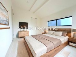 明るめのフローリングですので、壁紙ともマッチし、お部屋を更に広く見せてくれる効果も。※家具等はCG加工です。■調布市深大寺北町6　新築一戸建て■