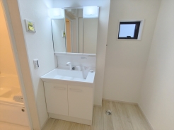 サニタリースペースには窓が備えられております。毎朝の身支度も、陽の光差し込む明るい空間で、快適にお使い頂けそうです。
■三鷹市大沢5　新築一戸建て■