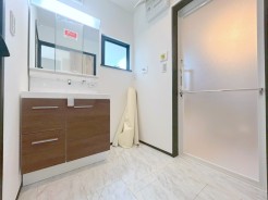 清潔なパウダールームは身だしなみチェックや肌のお手入れに最適です。収納もあり、スッキリと見映えの良い空間に拵えました。時間に余裕とゆとりを持たせます。■調布市深大寺東町6　新築一戸建て■