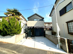 完成しました！子育てにも嬉しい、緑豊かな自然が広がる閑静な住宅地、南向きの邸宅です。この機会に是非現地をご覧ください。■調布市深大寺東町6　新築一戸建て■