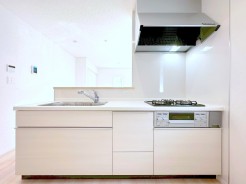 間取りの中心にキッチンを採用することにより、お料理中にフロアー全体を見渡すことが可能に！お友達を呼んでのホームパーティはいかがでしょうか■三鷹市井口4　新築一戸建て■