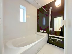 窓付きのバスルームは、採光もあり明るく気持ちの良い空間です。窓があることで日中の入浴も気持ちよくお使い頂けそうです！換気環境も良好。掃除もスムーズに出来ます。■三鷹市井口4　新築一戸建て■