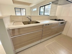 対面キッチなのでリビングにいる家族の様子がうかがえるので小さなお子様がいても安心ですね。■国分寺市戸倉1　新築一戸建て■