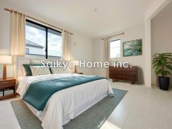 大きな窓からはお陽さまの光や爽やかな風をたっぷり取り込めます。室内はいつも明るい印象なので気持ちの良い朝を迎えられます。毎日の生活も明るくなりそう。※家具等はCG加工しております。■国分寺市戸倉1　新築一戸建て■