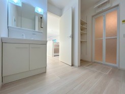 サニタリースペースには窓が備えられております。毎朝の身支度も、陽の光差し込む明るい空間で、快適にお使い頂けそうです。
■八王子市廿里町　新築一戸建て■