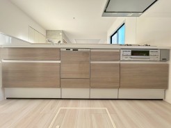 キッチンに立った位置から、リビングにいる家族に目線が届く見守りキッチン！
■八王子市廿里町　新築一戸建て■