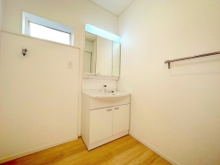 大きな三面鏡がついた洗面化粧台。鏡の裏にも収納があり洗面台がすっきりと片付きます。朝の身支度にも大変便利です。■三鷹市大沢1　新築一戸建て■