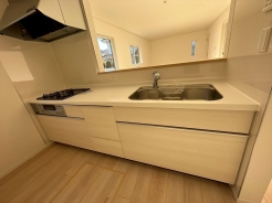 白を基調とした清潔感あふれるキッチン！家事の一助けに食洗機も完備されております！蛇口一体型の浄水器も完備!!お料理をしながらリビングのお子様の様子も確認できますね。■三鷹市大沢1　新築一戸建て■