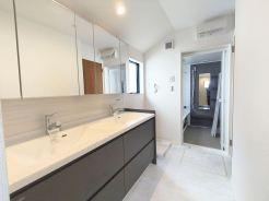 サニタリースペースには窓が備えられております。毎朝の身支度も、陽の光差し込む明るい空間で、快適にお使い頂けそうです。
■調布市深大寺北町3　新築一戸建て■