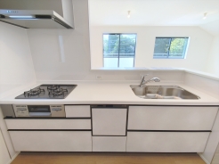 白を基調にした清潔感あふれるキッチン。広々としたシステムキッチンは使いやすく、家事仕事もはかどりそうですね。
■調布市深大寺南町5　新築一戸建て■