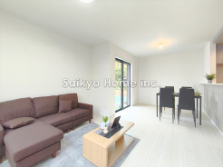 開放的な空間と、陽当たりが魅力のリビングルーム。家族の時間をゆったりと過ごせるプランニングになっています。
■調布市深大寺南町5　新築一戸建て■