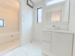 サニタリースペースには窓が備えられております。毎朝の身支度も、陽の光差し込む明るい空間で、快適にお使い頂けそうです。
■調布市深大寺東町1　新築一戸建て■