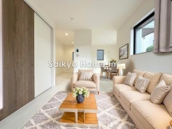 開放的な空間と、陽当たりが魅力のリビングルーム。家族の時間をゆったりと過ごせるプランニングになっています。※家具等はCG加工しております。■府中市北山町2　新築一戸建て■