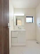 サニタリースペースには窓が備えられております。毎朝の身支度も、陽の光差し込む明るい空間で、快適にお使い頂けそうです。
■府中市北山町2　新築一戸建て■