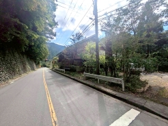 前面道路は約8mの幅広な道路です。入出庫の際もらくらくです。■西多摩郡檜原村　中古戸建■
