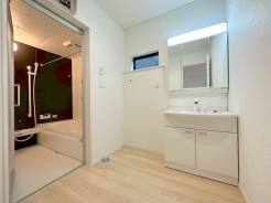 サニタリースペースには窓が備えられております。毎朝の身支度も、陽の光差し込む明るい空間で、快適にお使い頂けそうです。
■小金井市本町3　新築一戸建て■