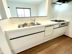 汚れ、キズ、衝撃、熱に強く清潔感のある人造大理石TOPのカウンターキッチンを採用。隙間の無いなめらか一体型シンクなのでお手入れも簡単。食器洗浄乾燥機、浄水器内蔵シャワー水栓採用■府中市北山町2　新築一戸建て■