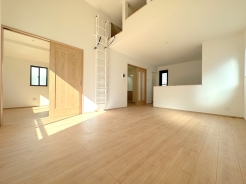 2階リビングのため、日当たり良好！家族が集まるLDKは暖かく快適な空間をご用意しました！
■稲城市押立　新築一戸建■