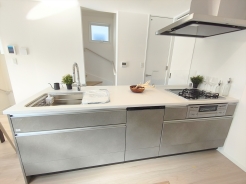 収納力豊富で見せるキッチンの実現が可能に。いつもキレイにしておきたくなるキッチンです。
■国立市西2　新築一戸建て■