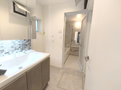 大きな三面鏡がついた洗面化粧台。鏡の裏にも収納があり洗面台がすっきりと片付きます。朝の身支度にも大変便利です。
■国立市西2　新築一戸建て■