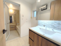 大きな三面鏡がついた洗面化粧台。鏡の裏にも収納があり洗面台がすっきりと片付きます。朝の身支度にも大変便利です。
■国立市西2　新築一戸建て■