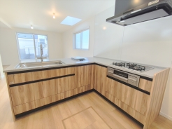 キッチン内での作業動線が短く、作業スペースが広くなるＬ字キッチン。小さなお子様がいるご家庭でも料理をしながらリビングの様子が伺える安心設計！
■国立市西2　新築一戸建て■