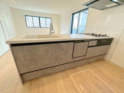 対面キッチなのでリビングにいる家族の様子がうかがえるので小さなお子様がいても安心ですね。
■小金井市中町1丁目　新築戸建て■