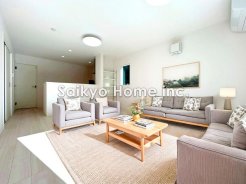 陽光ふりそそぐ明るいリビング。対面式キッチンは、家事をしながら家族の様子が一目でわかる安心＆便利設備※家具はCG加工しております。■府中市四谷2　新築一戸建■