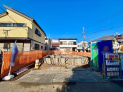 穏やかな雰囲気漂う、緑と調和した街並みに建つ新築一戸建て。■府中市浅間町4　新築一戸建て■