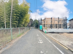 前面道路は約5.4mの幅広な道路です。入出庫の際もらくらくです。■調布市深大寺南町5　新築一戸建て■