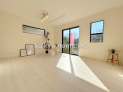 オープンでのびやかな空間を生み出すこだわりの「広がり」と「ゆとり」。家族と過ごす時間を大切にした住空間です。
■調布市佐須町2　新築一戸建■