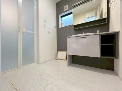 清潔なパウダールームは身だしなみチェックや肌のお手入れに最適です。収納もあり、スッキリと見映えの良い空間に拵えました。時間に余裕とゆとりを持たせます。■調布市佐須町2　新築一戸建■