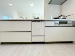 キッチンに立った位置から、リビングにいる家族に目線が届く見守りキッチン！
■調布市佐須町2　新築一戸建■