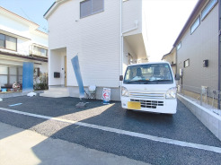 カースペースはアスファルト仕上げ。雨の日でも足元を気にすることなく駐車できます。
■立川市上砂町3　新築一戸建て■