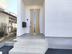 玄関はおうちの顔です。いつも明るくキレイな状態でご家族の帰りをお待ちします。
■立川市上砂町3　新築一戸建て■