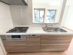 対面キッチなのでリビングにいる家族の様子がうかがえるので小さなお子様がいても安心ですね。
■立川市柴崎町1　新築一戸建て■