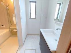 清潔なパウダールームは身だしなみチェックや肌のお手入れに最適です。収納もあり、スッキリと見映えの良い空間に拵えました。時間に余裕とゆとりを持たせます。
■立川市柴崎町1　新築一戸建て■