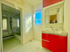 サニタリースペースには窓が備えられております。毎朝の身支度も、陽の光差し込む明るい空間で、快適にお使い頂けそうです。
■日野市東豊田4　中古一戸建て■