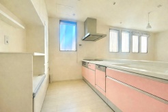 キッチンからリビング全体を見渡せるので、小さなお子様がいらしても様子を見ながら家事ができますね。
■日野市東豊田4　中古一戸建て■