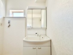 サニタリースペースには窓が備えられております。毎朝の身支度も、陽の光差し込む明るい空間で、快適にお使い頂けそうです。
■府中市清水が丘3　新築一戸建■