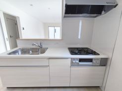 キッチンからリビング全体を見渡せるので、小さなお子様がいらしても様子を見ながら家事ができますね。
■府中市清水が丘3　新築一戸建■